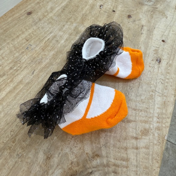 Baby Girl Halloween Outfit Set “Wicked Cute” Bib, Cat Bow Headband, Socks NWOT - Picture 5 of 7